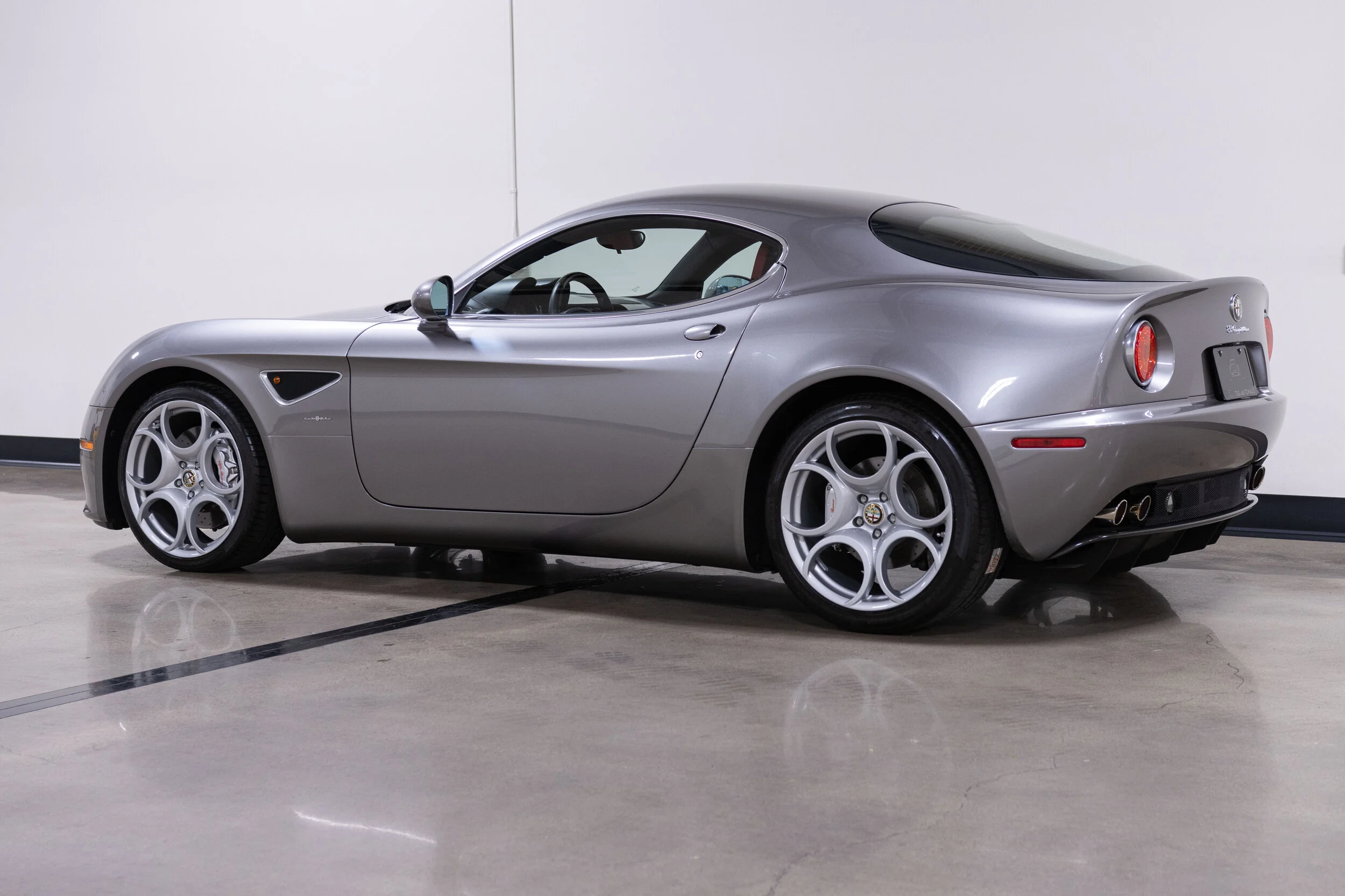 自動車 ALFA ROMEO 8C COMPETIZIONE LookSmart Alfa Romeo 8C Competizione Coupe - Returning With Power and Style